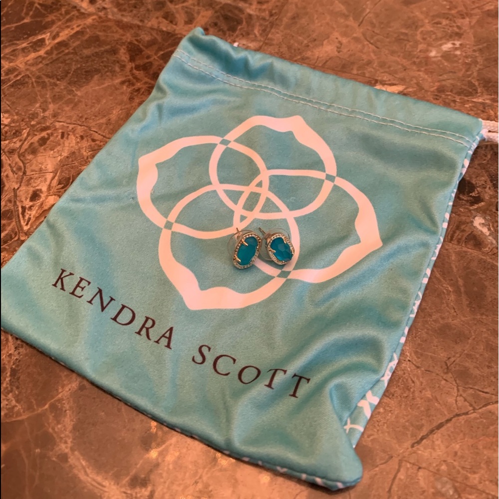 Kendra Scott Emery earrings!
